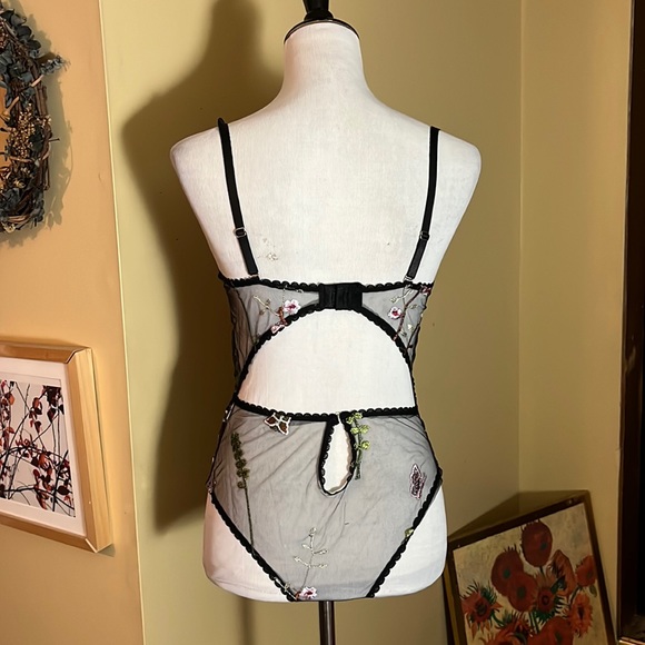 Embroidered Vibrant Flowers on Black Mesh size Medium Underwire Stretchy NEW - Picture 3 of 16